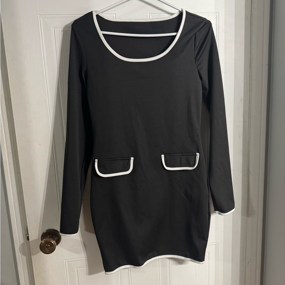 Black Sheath Dress with Scoop Neck and Long Sleeves